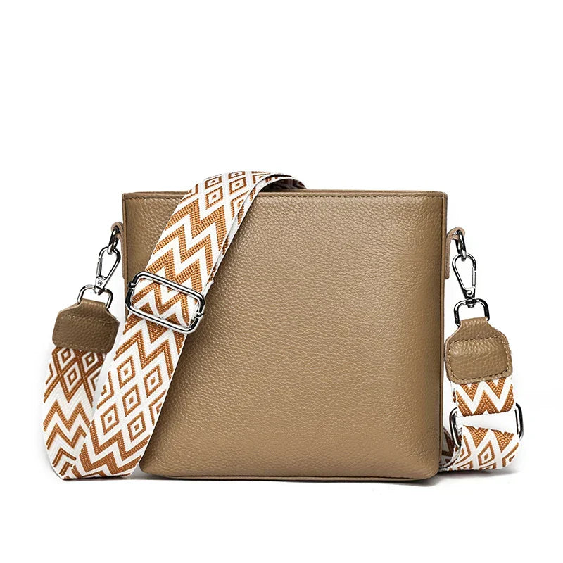 Elegante Damen Leder-Schultertasche in zeitlosem Design, vielseitig tragbar.