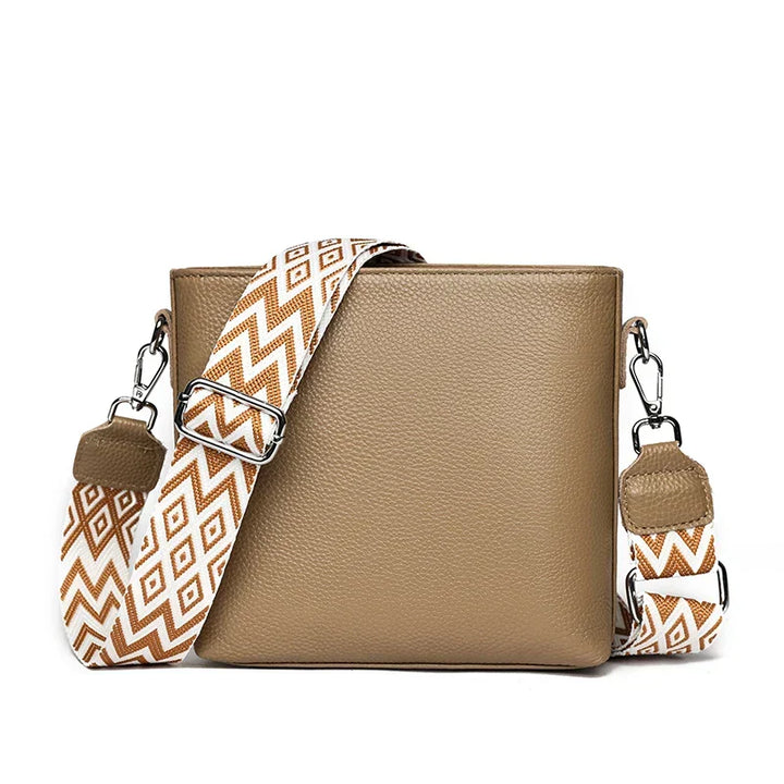 Elegante Damen Leder-Schultertasche in zeitlosem Design, vielseitig tragbar.