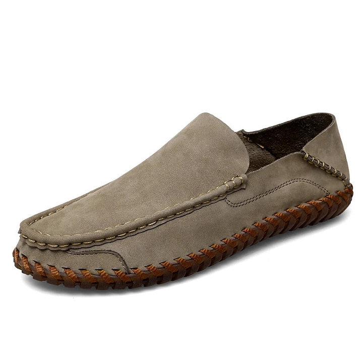 Mann trägt elegante Herren Slipper, handgenäht, perfekt für einen entspannten, doch stilvollen Look.