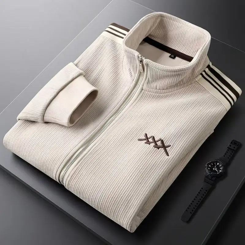 Moderner Herren Freizeitanzug Slim Fit. Ideal für den sportlichen Look im Alltag und beim Training.