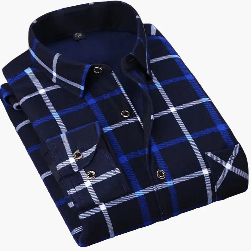 Stylisches Langarmhemd für Herren mit elegantem Karomuster, Teil der Herrenmode.