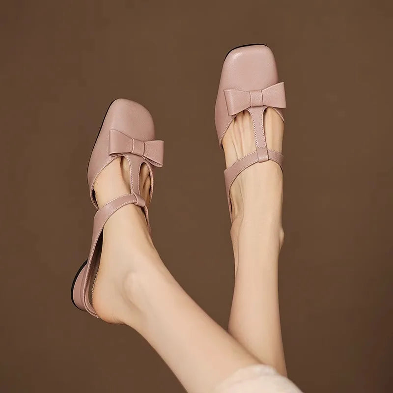 Modische blaue Damen-Mule-Pumps Slipper mit Karree-Spitze, Blockabsatz und eleganter Schleife.