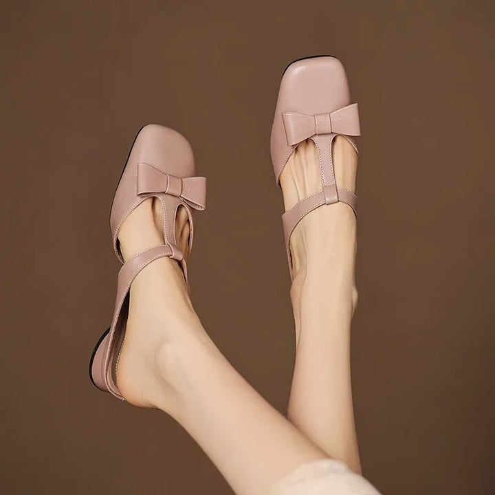 Modische blaue Damen-Mule-Pumps Slipper mit Karree-Spitze, Blockabsatz und eleganter Schleife.