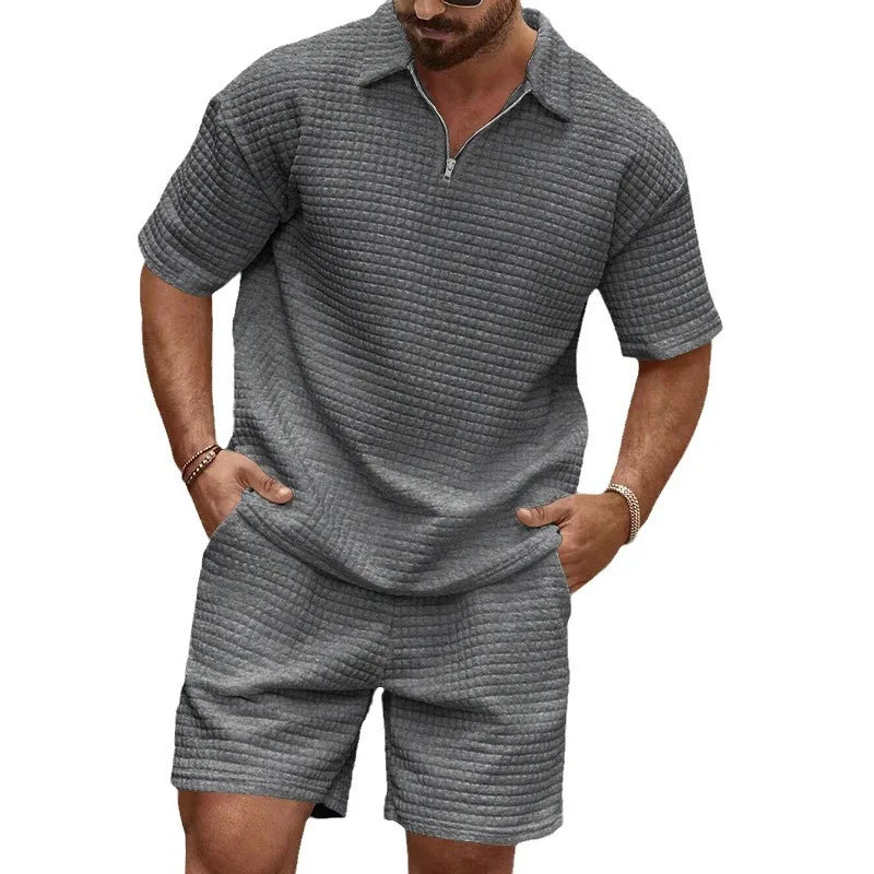 Lässiges Herren Polo-Set mit feinem Strukturmuster. Kurzarm-Zweiteiler, perfekt für warme Sommer-Freizeit.