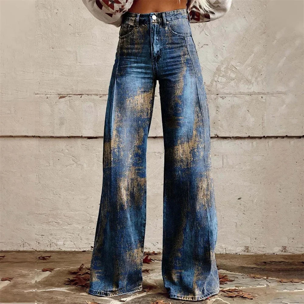 Trendige Damen High Waist Schlagjeans mit auffälligem Print. Modische Flare Jeans für Statement-Look.