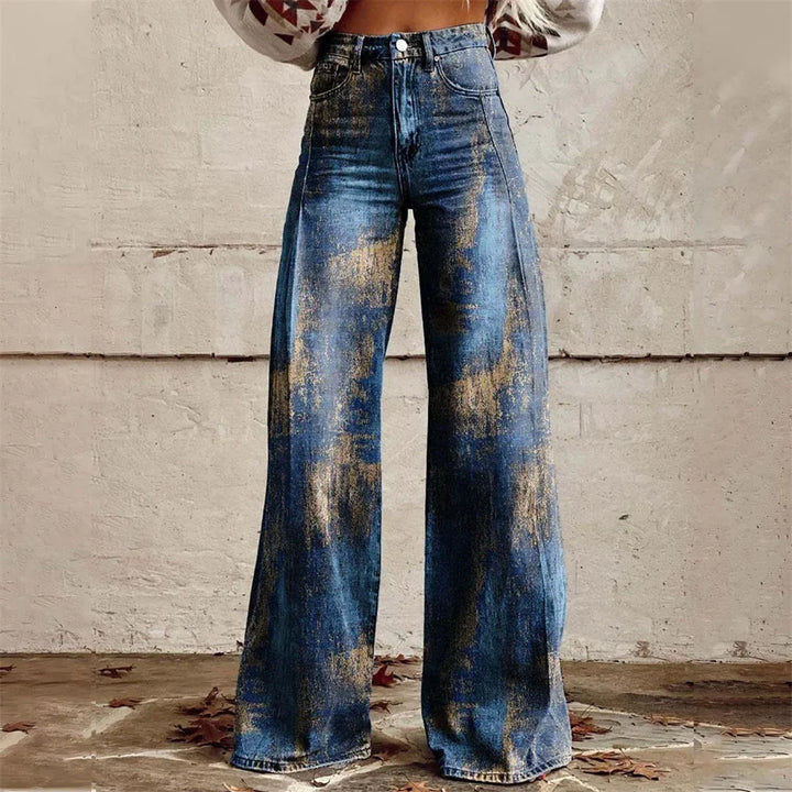 Trendige Damen High Waist Schlagjeans mit auffälligem Print. Modische Flare Jeans für Statement-Look.