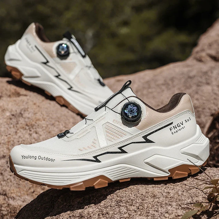 Stylische Outdoor Herren Wanderschuhe mit Drehverschluss und verstärkter Ferse für Komfort auf dem Trail.