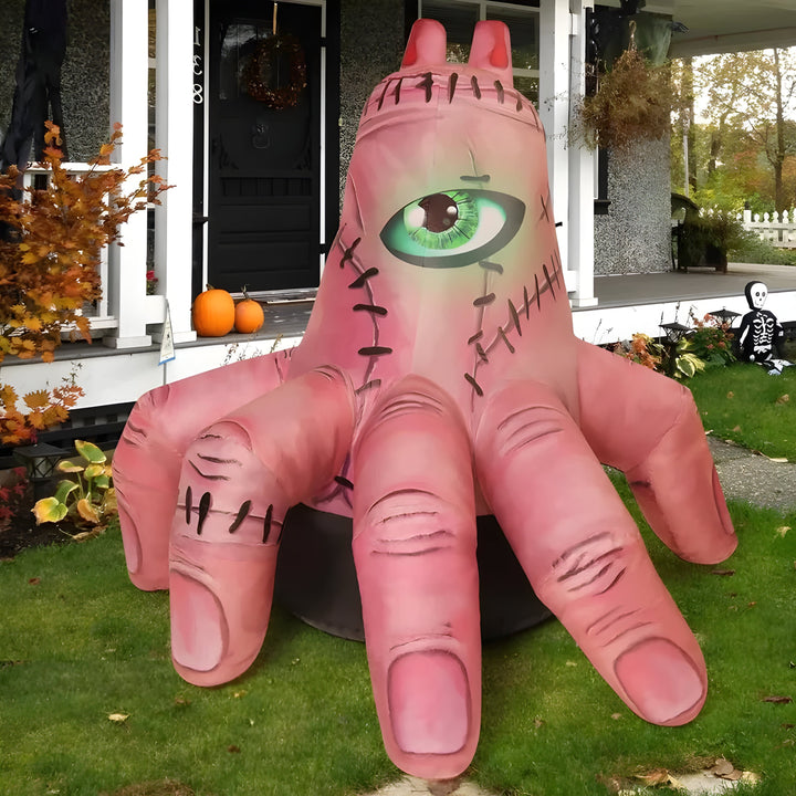Nahaufnahme der leuchtenden rosa aufblasbaren Halloween Geisterhand, eine gruselige LED-Dekoration.