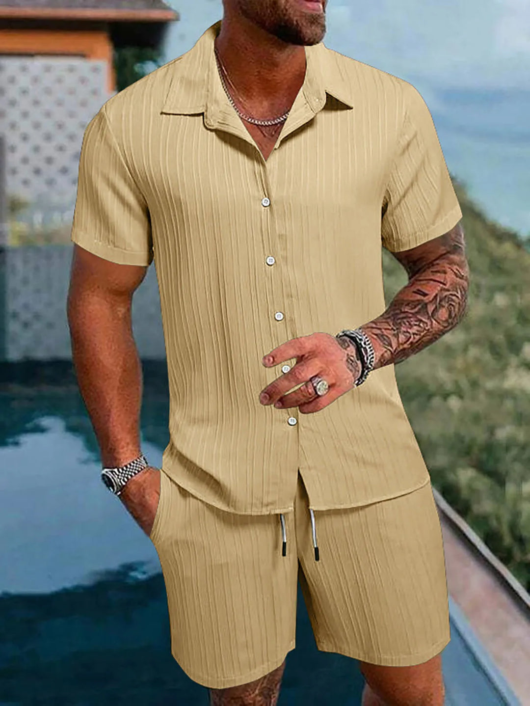 Entspanntes Herren Sommer Hemd Set mit lockeren Shorts für heiße Tage.