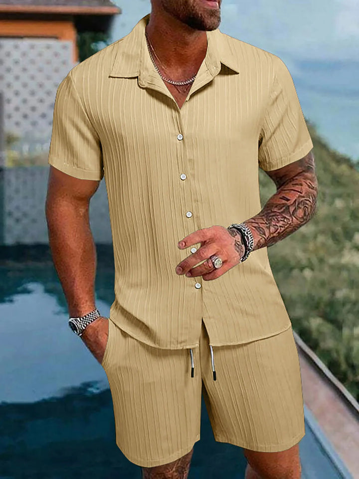 Entspanntes Herren Sommer Hemd Set mit lockeren Shorts für heiße Tage.