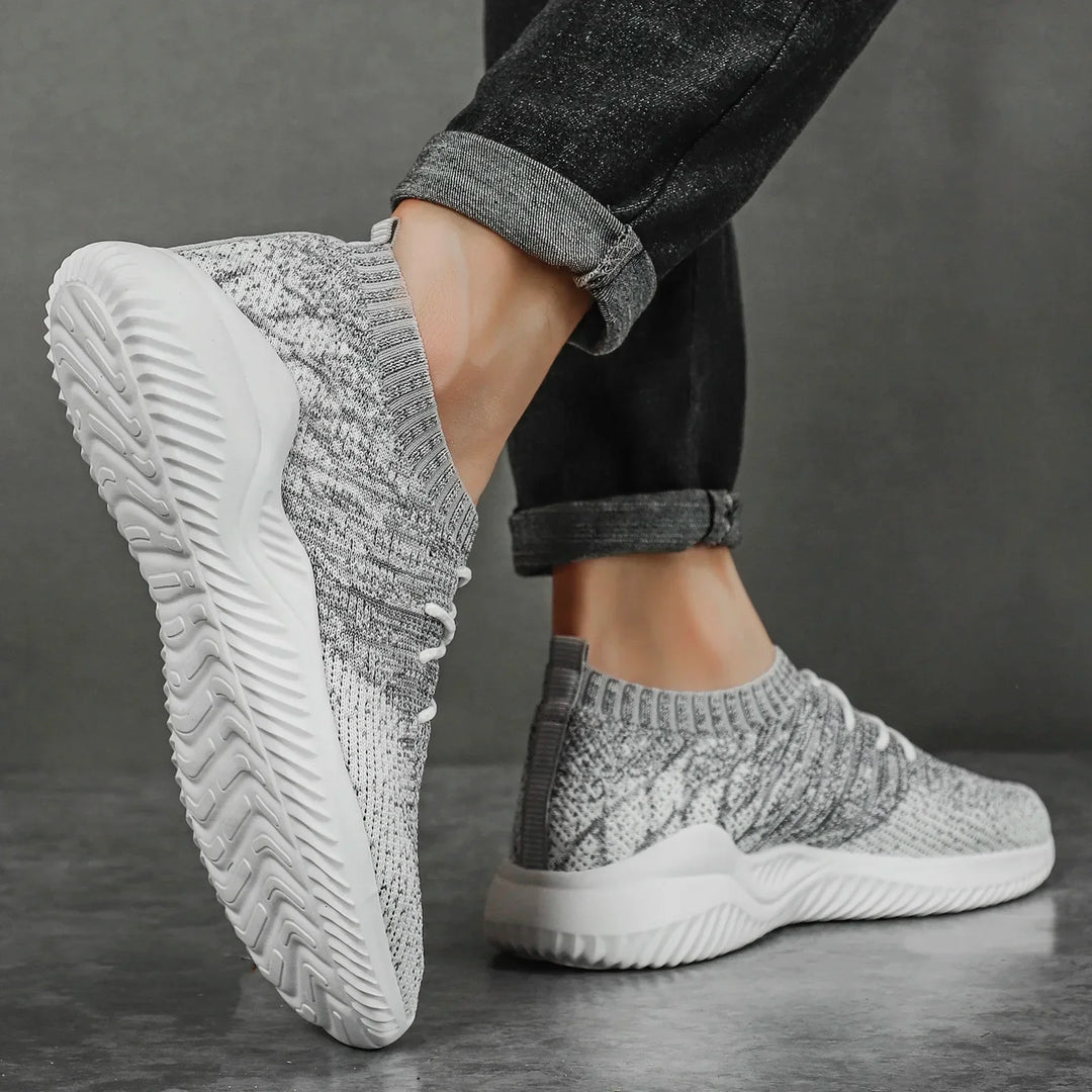 Leichte Herren Sommerschuhe mit atmungsaktivem Mesh-Obermaterial. Flexibel und bequem für Sport & Freizeit.