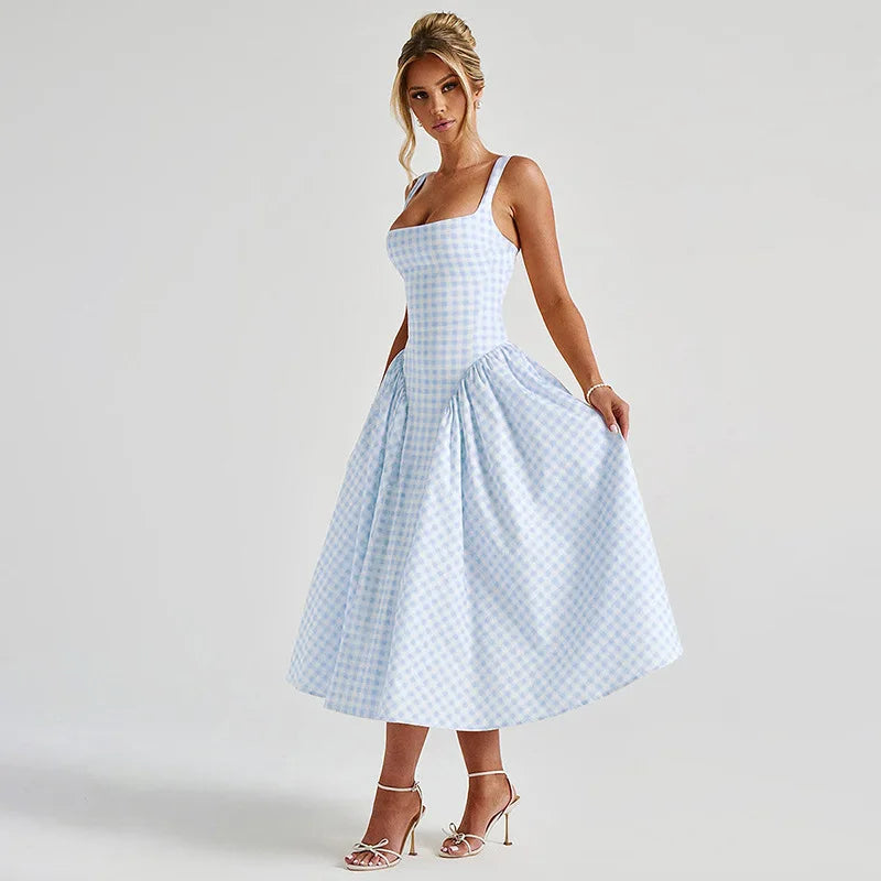 Kariertes Damen Maxikleid, A-Linie. Verstellbare Träger für optimalen Sitz. Ein vielseitiges Sommer- und Urlaubskleid.