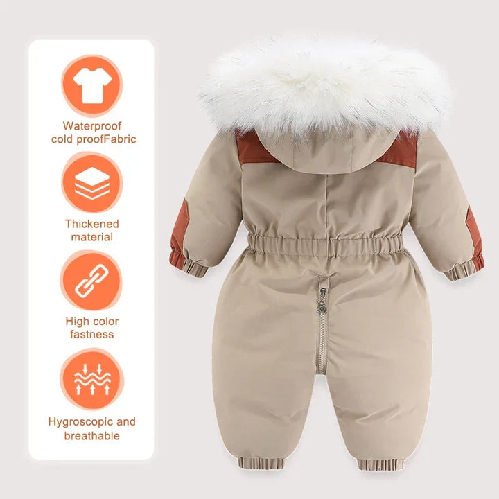 Winddichter, wasserdichter Baby-Winteroverall mit Kapuze schützt Kleinkinder draußen im Schnee.