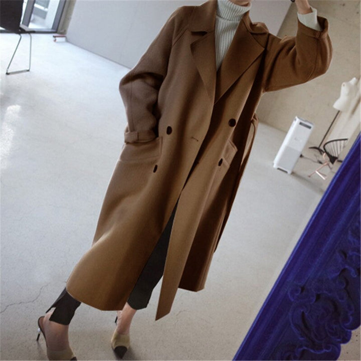 Beiger Damen Trenchcoat, knielang, tailliert. Stilvoller Herbst-/Wintermantel mit Gürtel für Frauen.
