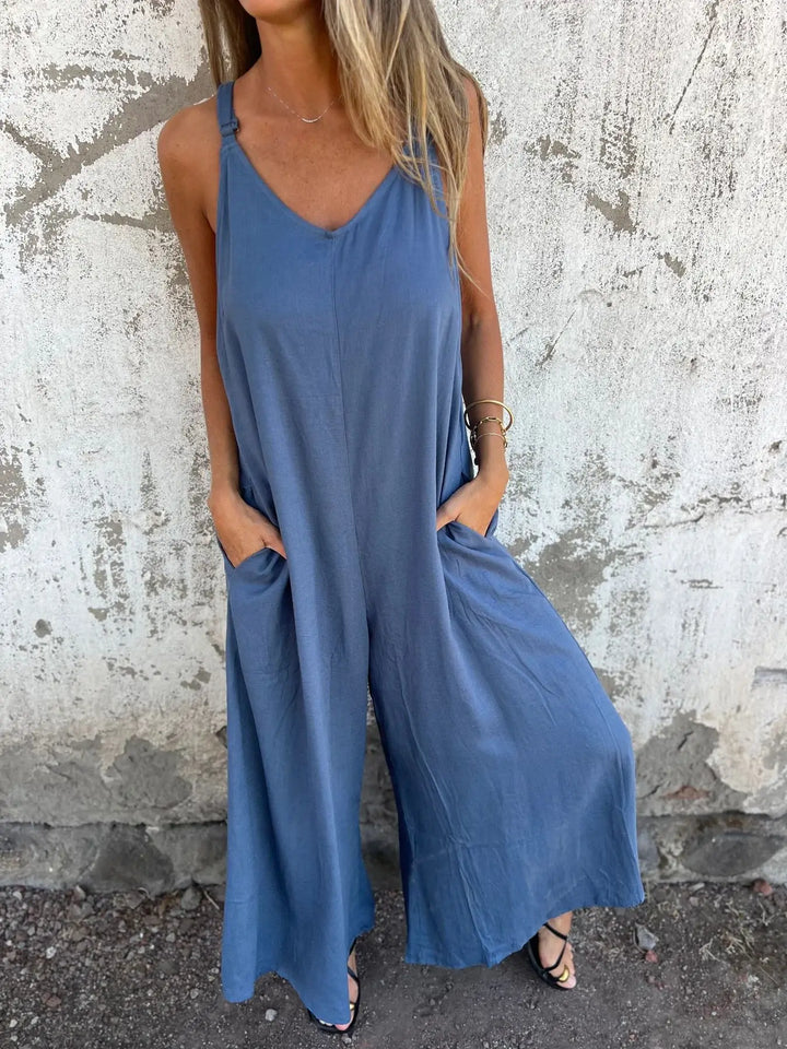 Damen Sommer Latzhose, locker geschnitten, mit praktischen Taschen. Bequemer Freizeit-Jumpsuit für Urlaub & Strand.
