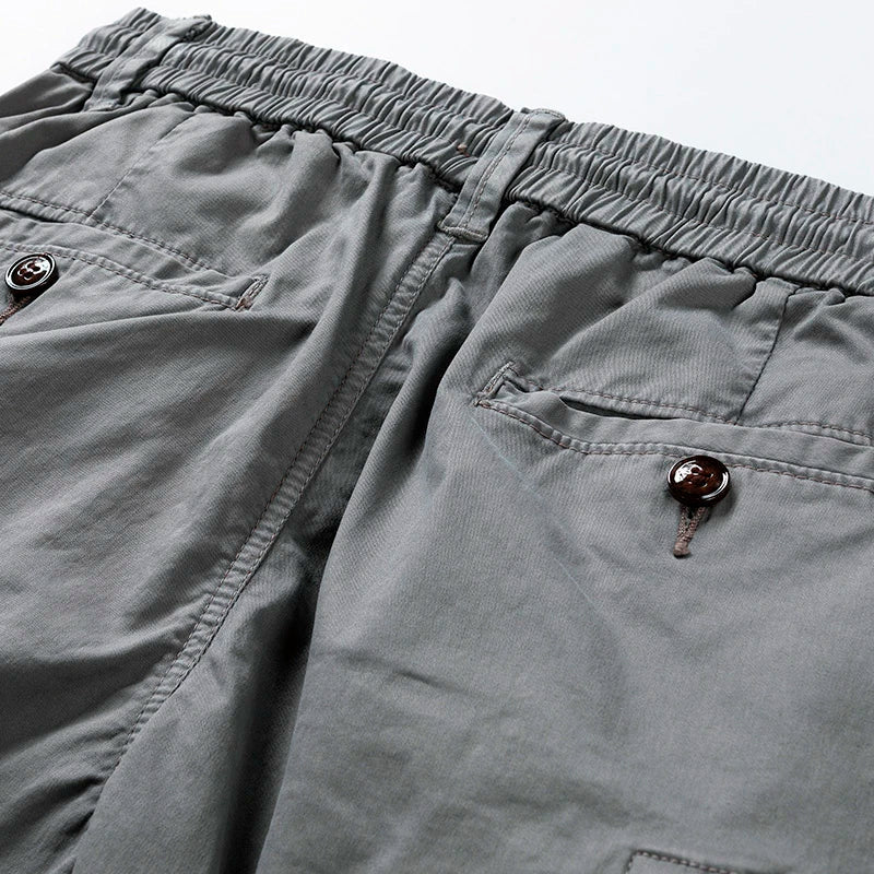 Rückenansicht der Herren Cargo-Shorts mit Gesäßtaschen. Komfortable Sommer-Shorts für lässige Herrenmode.