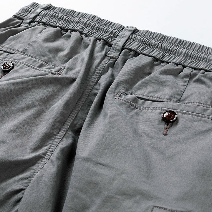 Rückenansicht der Herren Cargo-Shorts mit Gesäßtaschen. Komfortable Sommer-Shorts für lässige Herrenmode.