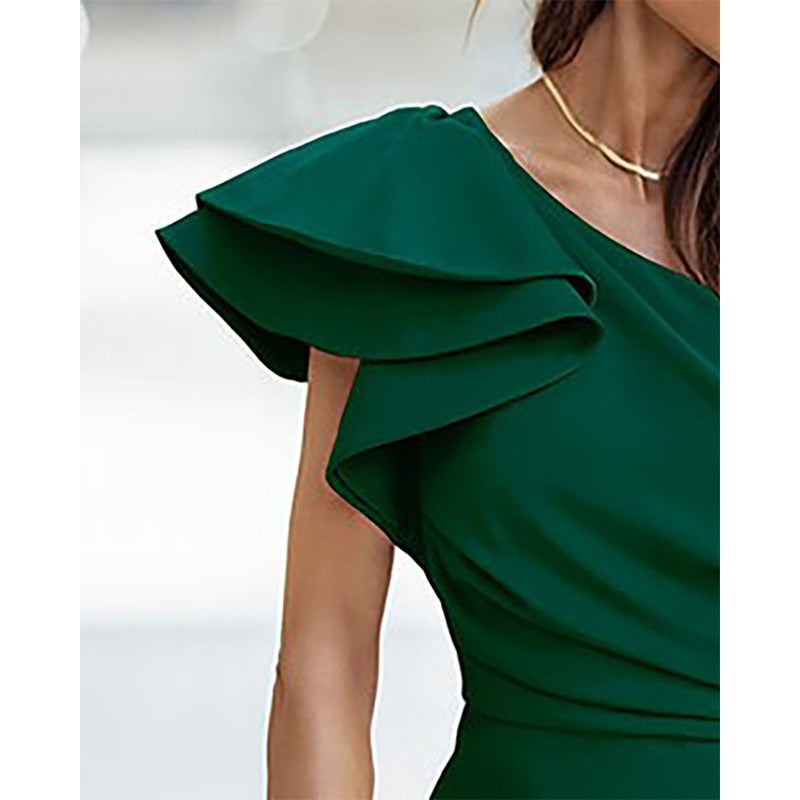 Stilvolles, modernes grünes Ein-Schulter Midikleid für Damen, asymmetrisch geschnitten, perfekt als Abend- oder Partykleid.