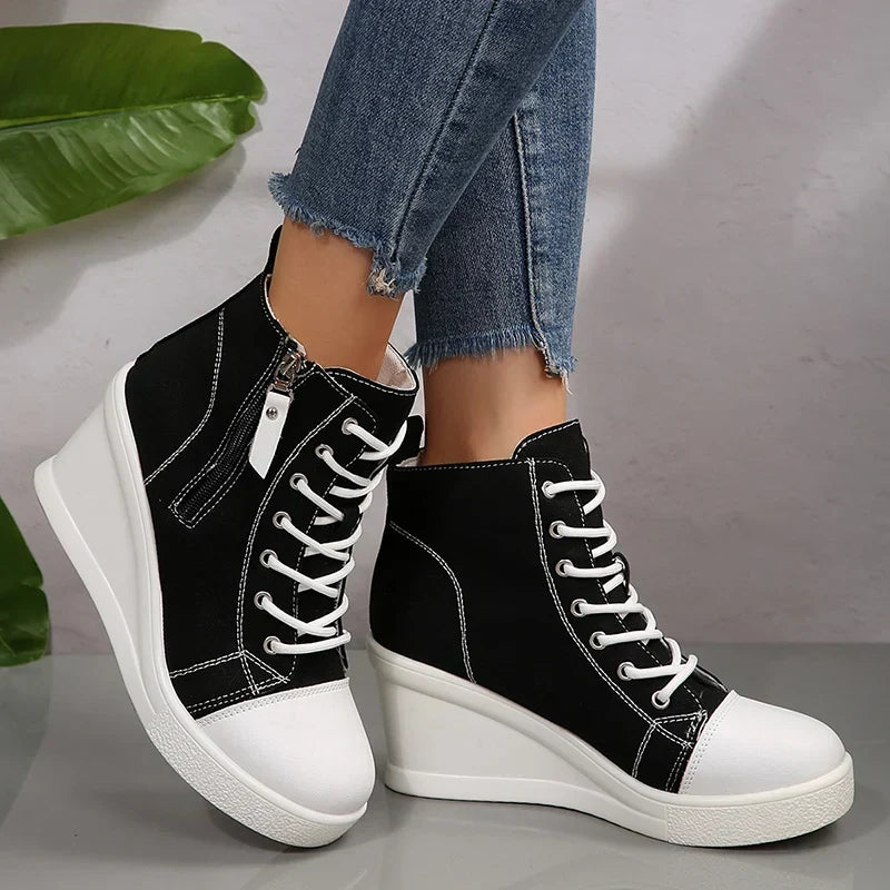 Bequeme Damenschuhe: Schwarze Keil-Sneaker mit Plateau-Sohle und optimalem Halt.
