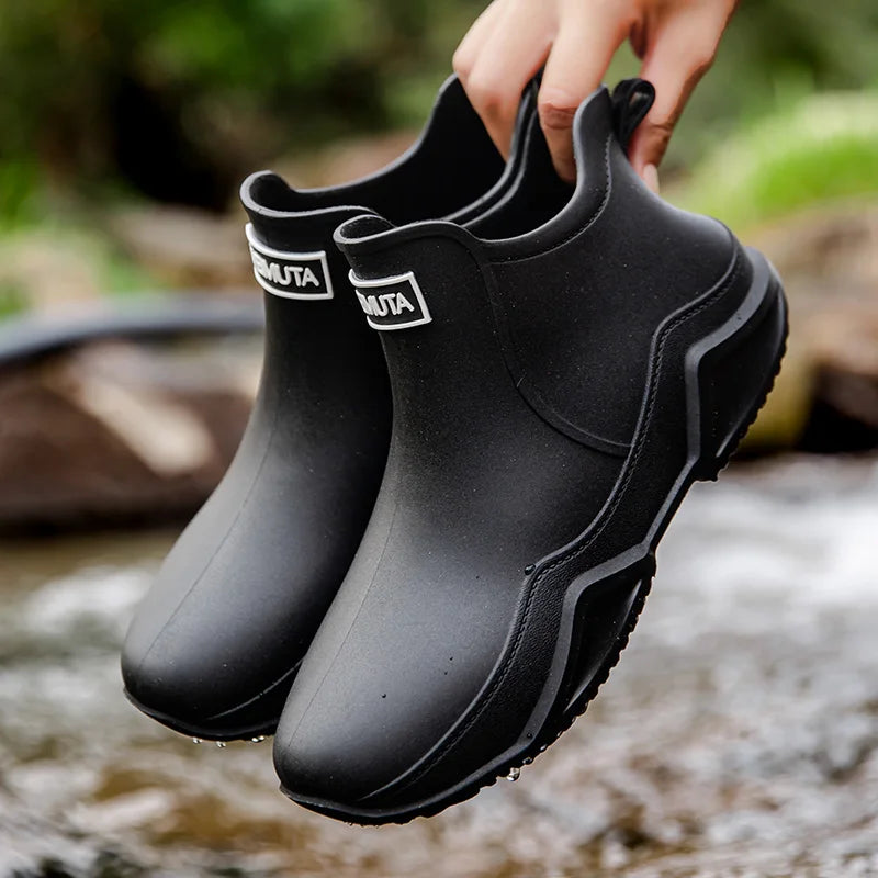 Halbhohe Damen Regenstiefel, wasserdicht & mit robuster Antirutschsohle – die idealen Herbstschuhe.