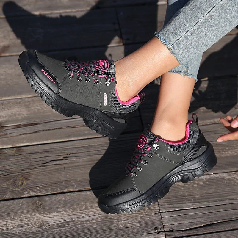Atmungsaktive Damen Trekkingschuhe in Grau-Rosa mit robuster Profilsohle für komfortable Wanderungen & Sport.