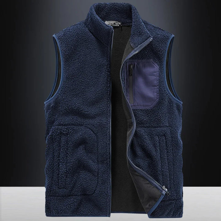Nahaufnahme der Herren Textur-Weste: detaillierte Oberfläche und praktische Utility-Taschen für den Herbst-Stil.