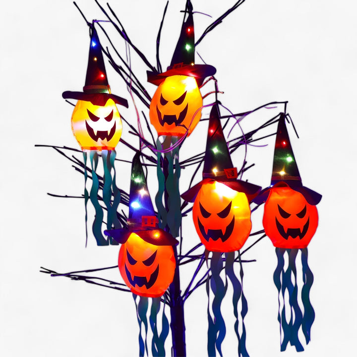 Detailansicht der leuchtenden Jack-o'-Lantern Kürbisse einer LED Lichterkette für stimmungsvolle Halloween-Nächte.