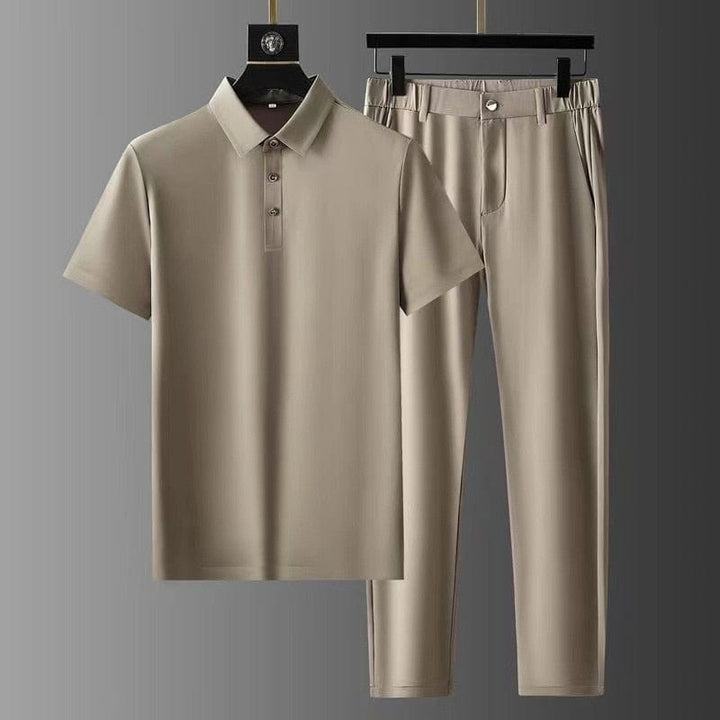 Herren Sommer Lounge Set: Bequemes Kurzarmhemd & stylische Faltenhose in leichter Freizeitmode, ideal für warme Tage.