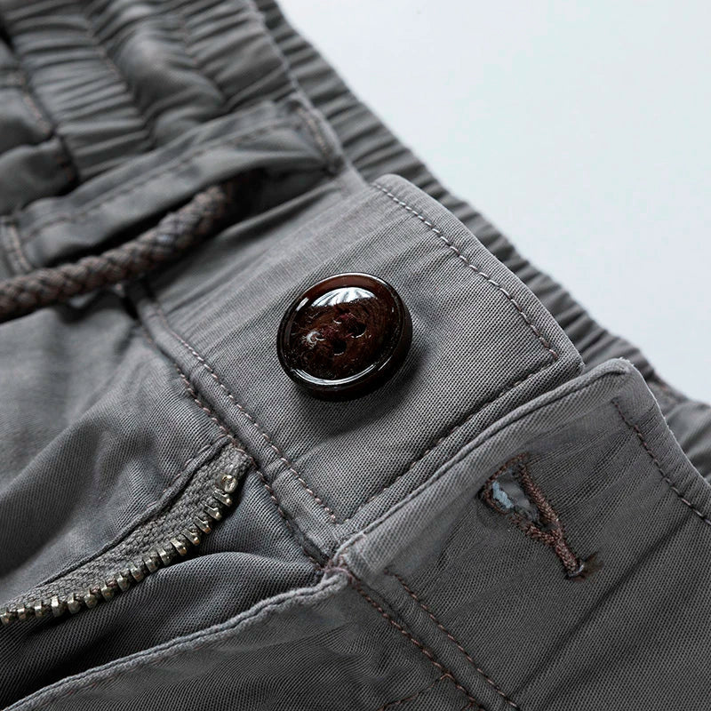 Aufgeklappte Herren Cargo-Shorts, zeigt Material & Verarbeitung. Strapazierfähige Freizeit-Shorts mit Taschen.
