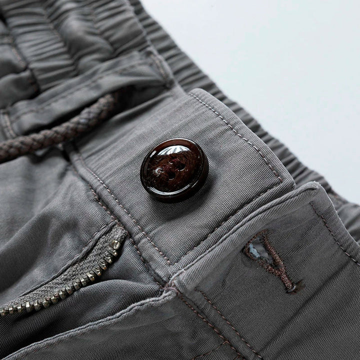 Aufgeklappte Herren Cargo-Shorts, zeigt Material & Verarbeitung. Strapazierfähige Freizeit-Shorts mit Taschen.