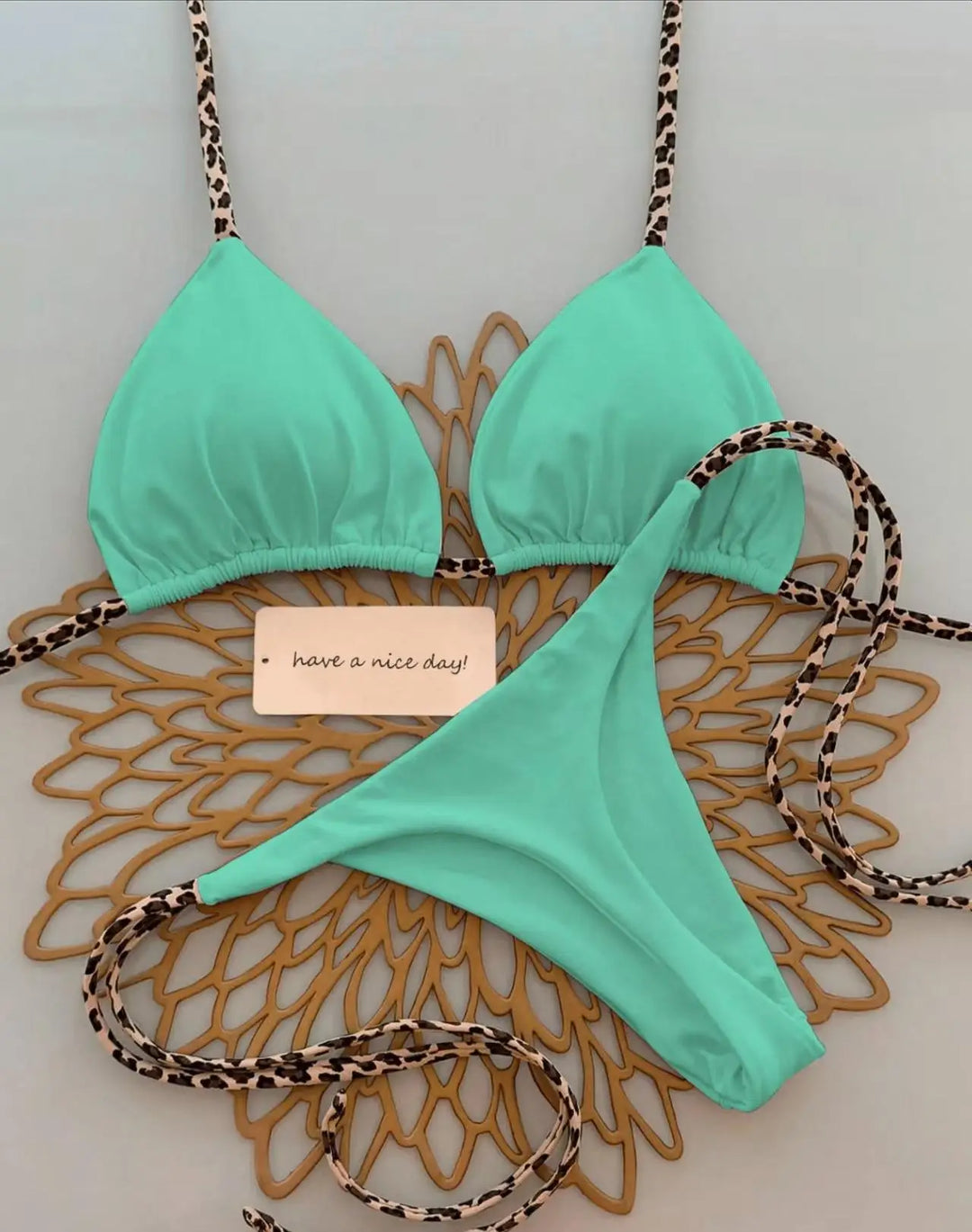 Vollständiges Damen Leopardenmuster Tanga Bikini-Set. Beste Bademode für den Strand und Sommerpool.
