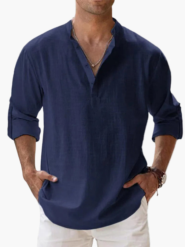 Atmungsaktives hellblaues Herren Henley Hemd, komfortabel mit Krempelärmeln für Sommer-Freizeit.