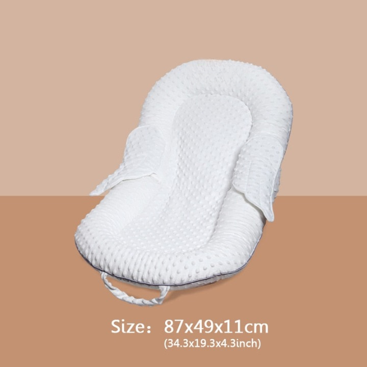 Rückenstütze des Babynests für optimale Haltung und gesunden Schlaf des Neugeborenen. Ergonomisches Design.
