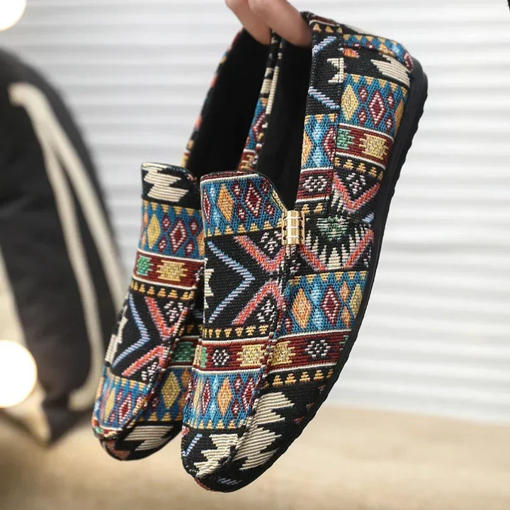 Modische Herren Slipper, Slip-On mit Aztekenmuster, ideal als bequeme Sommerschuhe für Freizeit.