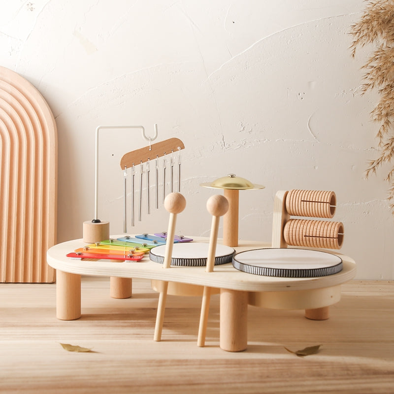 Farbenfrohes Holzzylophon, Teil des All-in-One Musikspielzeugs, fördert Rhythmus und melodisches Lernen bei Kindern.
