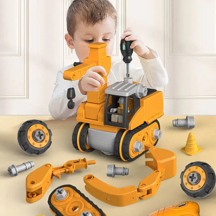 Glückliches Kind baut fantasievolles Modell mit dem BuildMaster Konstruktionsspielzeug.