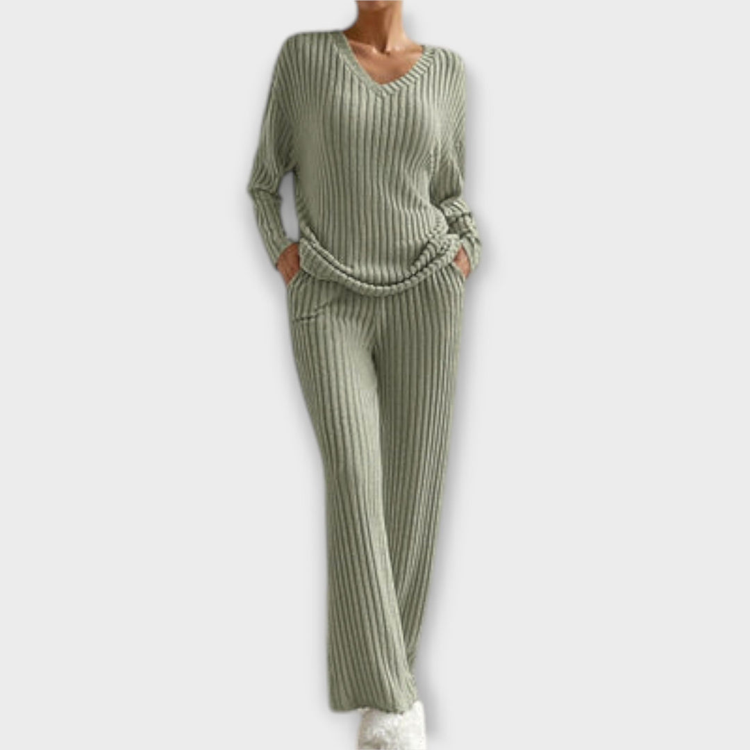 Entspannter Damen Freizeitanzug: weiches V-Ausschnitt Top und gemütliche Hose, perfekt für zu Hause.