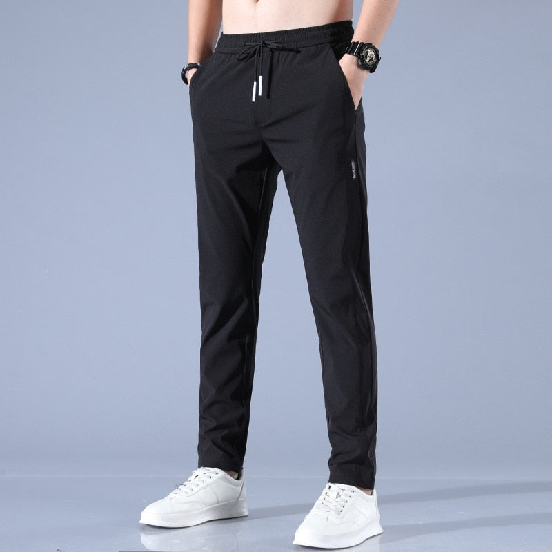 Stylische Herren Sporthose mit Slim Fit und elastischem Bund. Perfekt für Freizeit, Sport & Herbstmode.