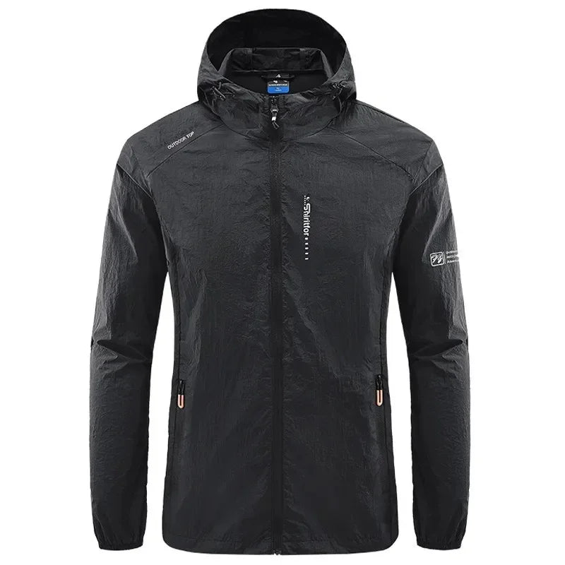 Mann trägt leichte, winddichte Herren Outdoorjacke; perfekt für Wanderungen im Frühling & Alltag.