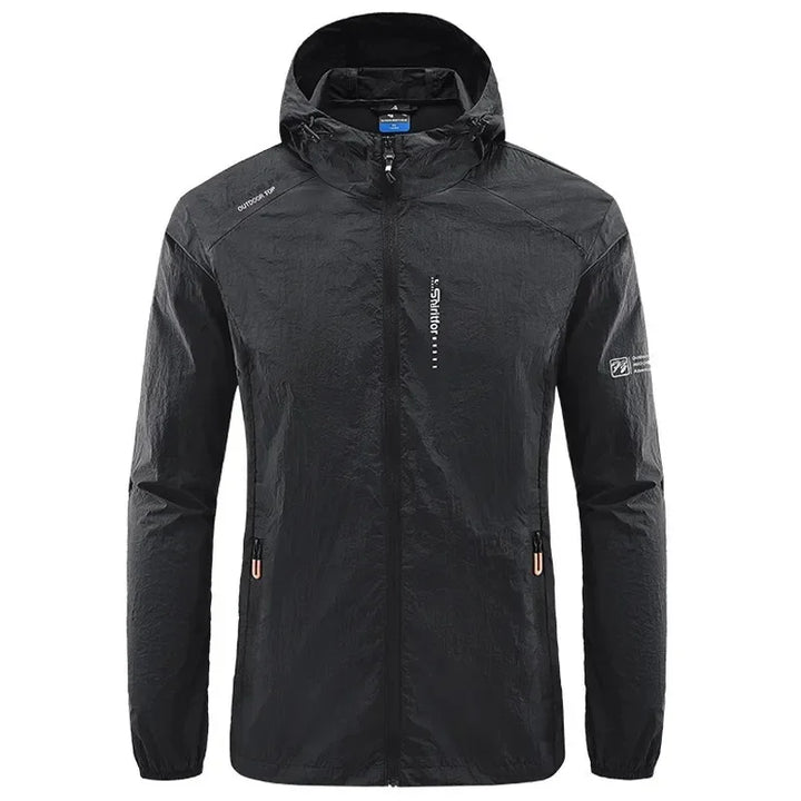 Mann trägt leichte, winddichte Herren Outdoorjacke; perfekt für Wanderungen im Frühling & Alltag.