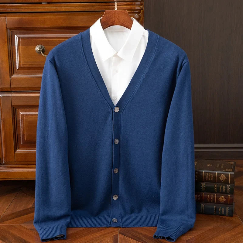 Mann trägt eleganten Herren Strickcardigan mit V-Ausschnitt und Knopfleiste. Stilvolle Alltagsmode für Männer.