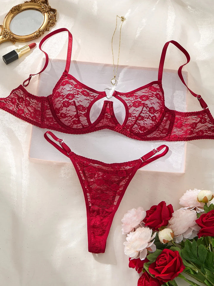 Transparentes Damen Spitzen-Dessous Set mit Bügel-BH und String. Verführerische Reizwäsche für unvergessliche Nächte.
