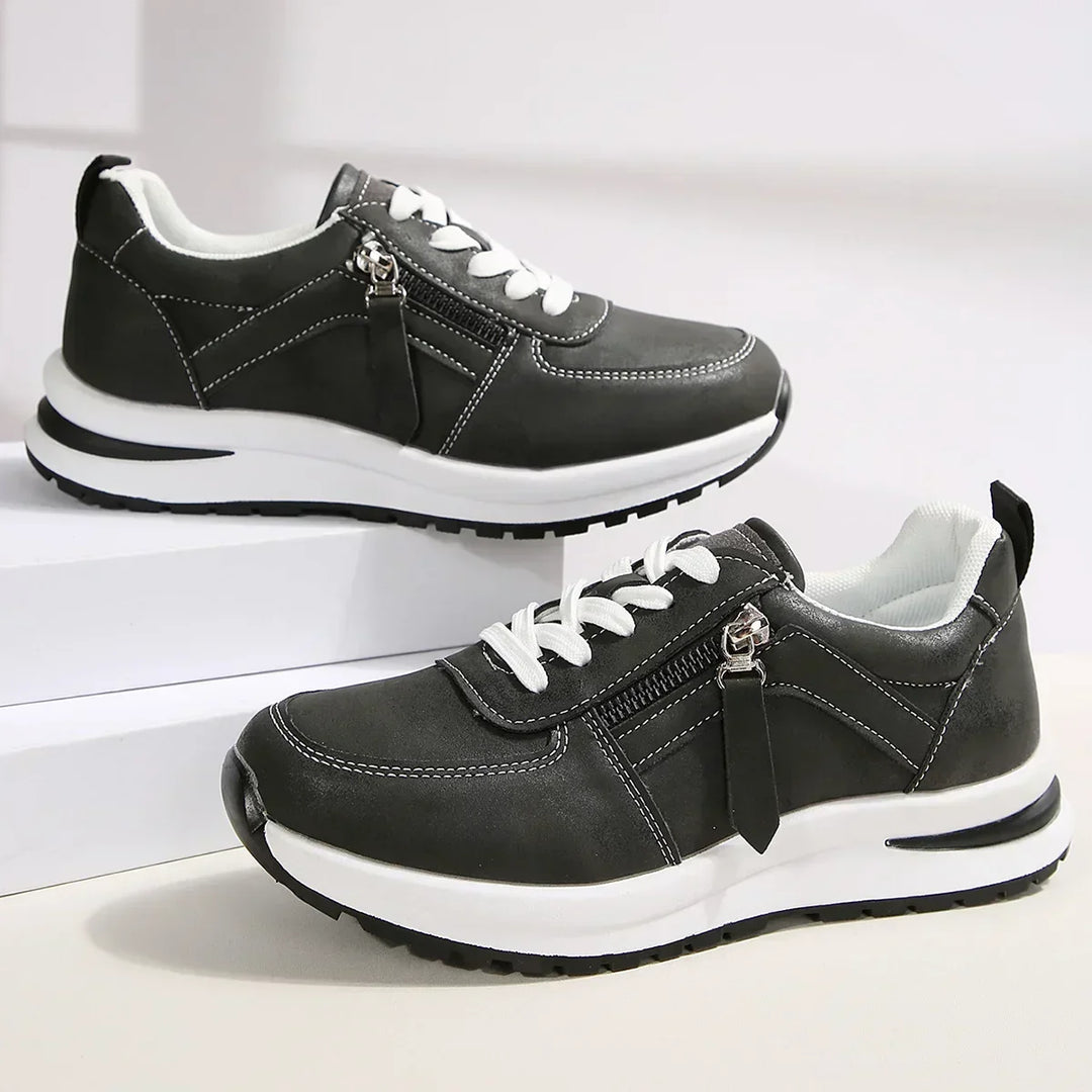 Seitliche Ansicht der Damen Plateau Sneakers, orthopädisch, bequem, mit Schnürung & Reißverschluss.