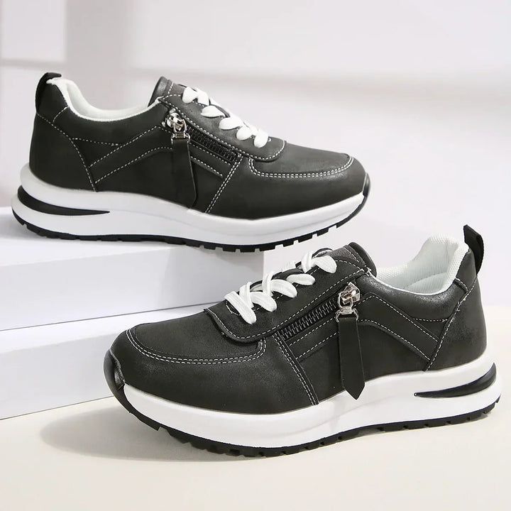 Seitliche Ansicht der Damen Plateau Sneakers, orthopädisch, bequem, mit Schnürung & Reißverschluss.