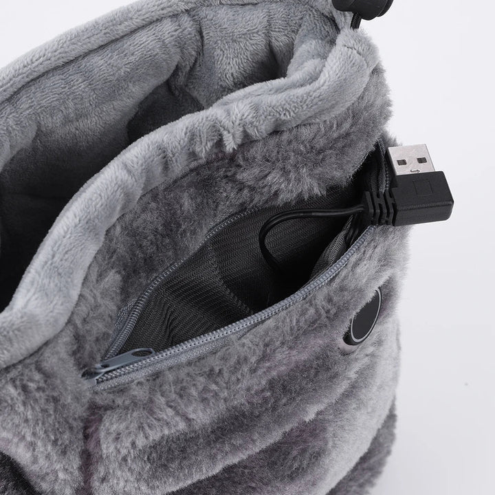 Innovative WarmFeet USB-Heizpantoffeln, elektrisch betrieben. Komfortable Winterhausschuhe für gemütliche Stunden.