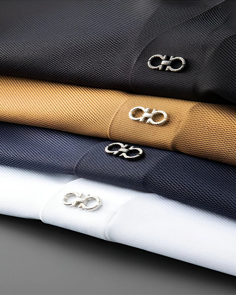 Mann trägt elegantes Herren Polo Zweiteiler Set, stilvoll kombiniertes Kurzarmhemd und bequeme Shorts.