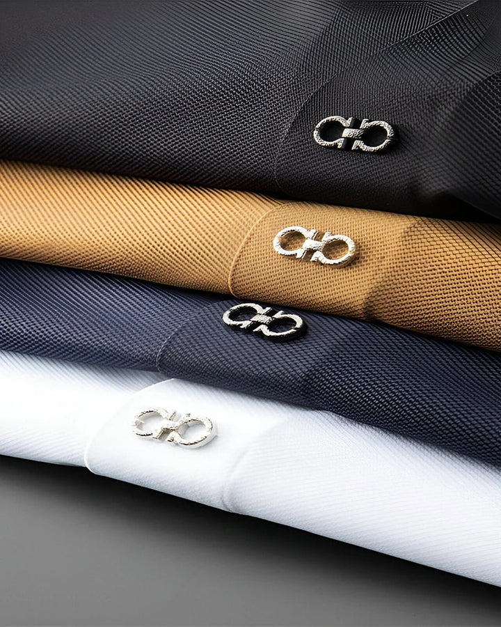 Mann trägt elegantes Herren Polo Zweiteiler Set, stilvoll kombiniertes Kurzarmhemd und bequeme Shorts.