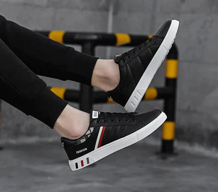 Bequemer Herren Low-Top Sneaker mit profilierter Sohle. Strukturierter Alltagsschuh, ideal für hohen Tragekomfort.