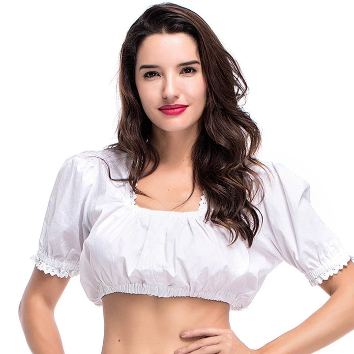 Kurz geschnittene weiße Dirndlbluse für Damen, ideal für traditionelle Trachtenfeste.