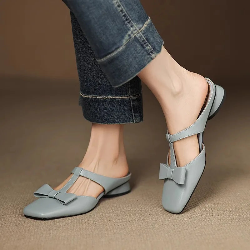 Bequeme Damen-Pumps Slipper mit Karree-Spitze, niedrigem Blockabsatz und charmanter Schleife für Freizeit.